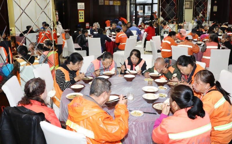 暖胃更暖心吕梁市临县667名环卫工人吃上爱心早餐