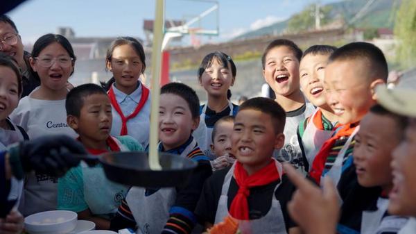 点亮大山的笑脸｜“伊利营养2030”联合“小饭碗公益计划”走进凉山幸福小学(图3)