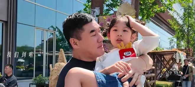 吴大维现状：住上海独栋豪宅59岁身材发福5岁可爱女儿好像他(图10)