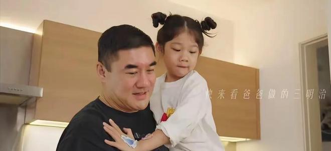 吴大维现状：住上海独栋豪宅59岁身材发福5岁可爱女儿好像他(图11)