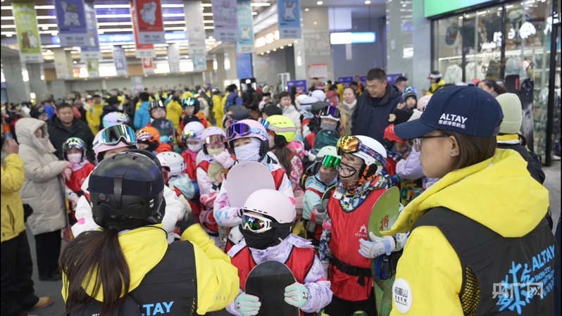 雪中撒欢！新疆“雪假”点燃冬日热经济