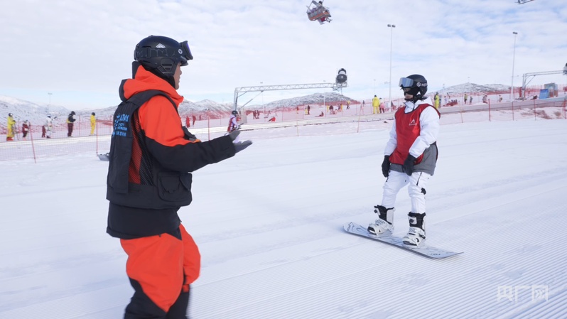 雪中撒欢！新疆“雪假”点燃冬日热经济(图5)