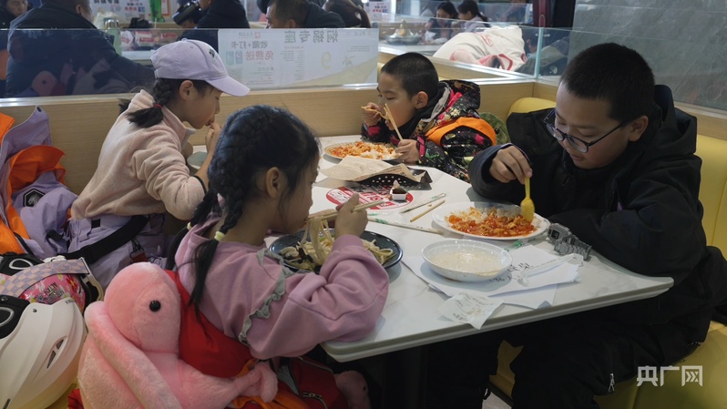 雪中撒欢！新疆“雪假”点燃冬日热经济(图4)