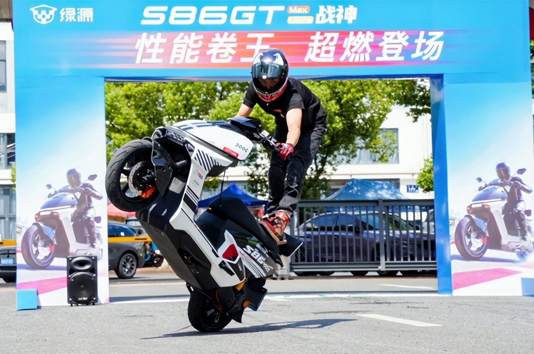 战神S86重磅发布：绿源以“智慧双核”重新定义AI时代两轮出行新范式(图5)