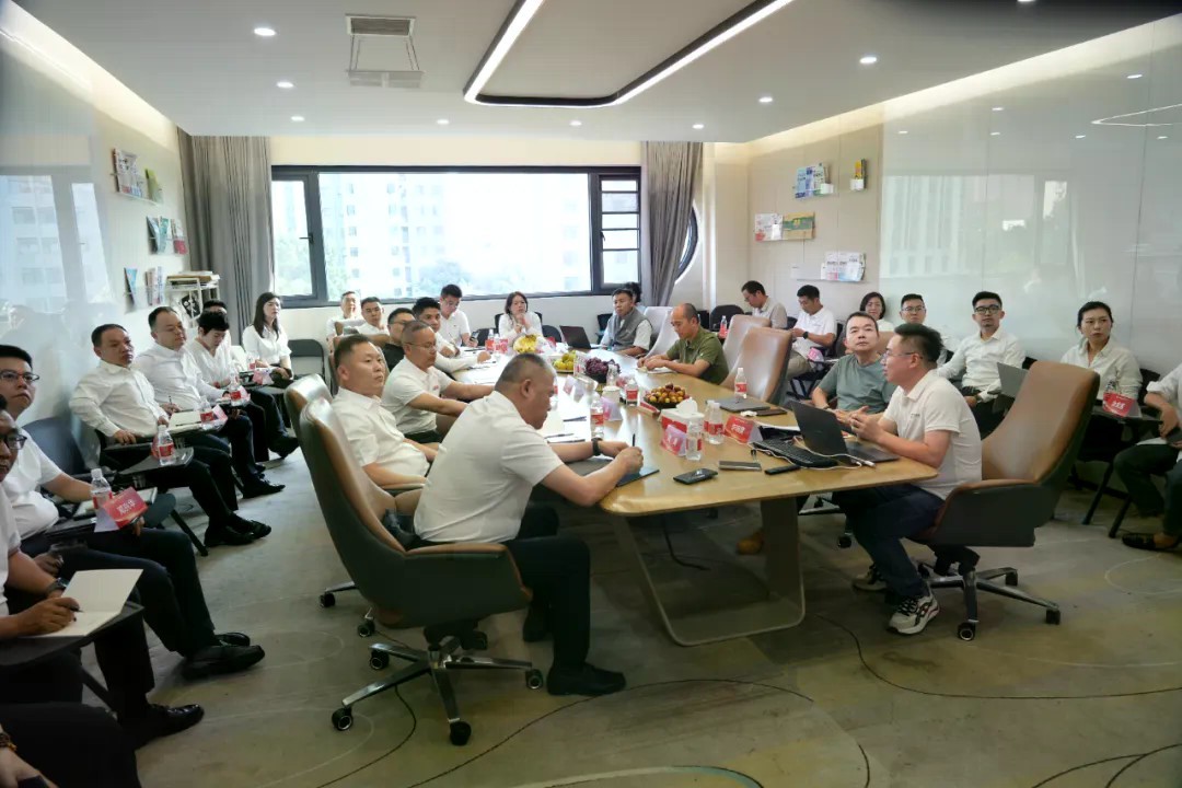 东方教育集团与小马宋走进荣恒教育共探产教融合新路径